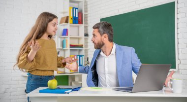 Sınıfta erkek hocasıyla sürpriz bir çocuk. eğitim.