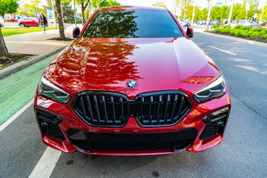 New York, ABD - 10 Mayıs 2020 BMW X6 M yarışma SUV kırmızı renk, ön görüş.