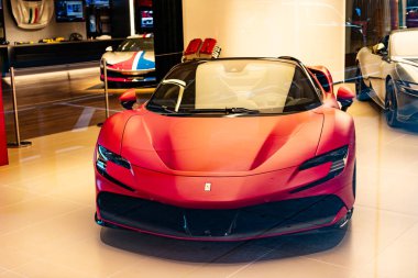 New York City, ABD - 09 Ağustos 2023: Ferrari SF90 Stradale Supercar spor arabası sergi salonunda, ön manzara.