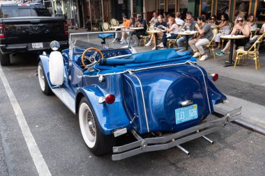 New York City, ABD - 30 Haziran 2023: Excalibur Serisi III phaeton araba arka görüntüsü park edilmiş.