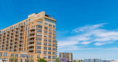 Şehir merkezinde gökdelenli bir şehir. Ofis ya da bina dışı. Gökdelen mimarisi. Ön cepheli bir gökdelen. Modern şehir binası. Metropolis City 'de bir gökdelen. Boşluğu kopyala.