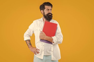 Arkaplanda planlayıcısı olan ciddi bir milenyum adamı. Milenyum adamı ve planlayıcısının fotoğrafı. Milenyum adamı planlayıcısı sarı renkte izole edilmiş. Stüdyoda planlayıcısı olan bin yıllık bir adam..