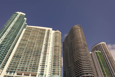 Görkemli gökdelen mimari binasının fotoğrafı. Mavi gökyüzünde yüksek gökdelen binası. Dışarıdaki gökdelen binası. Miami 'deki gökdelen binası.