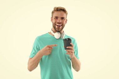 Geçmişinde kahve olan milenyum çocuğu, işaret parmağı. Stüdyoda kahve içen milenyum adamı. Kahveli milenyum çocuğunun fotoğrafı. Kahveli milenyum çocuğu beyaz üzerine izole edilmiş..