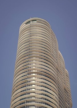 Gökyüzü arka planında yüksek gökdelen mimarisi. Gökdelen mimarisi açık havada. Miami 'deki gökdelen mimarisi. Gökdelen mimari binasının fotoğrafı.