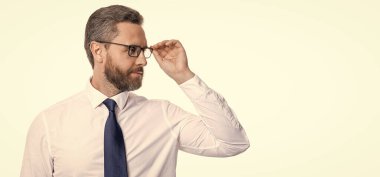 İnsan, beyaza izole edilmiş ve fotokopi alanı olan gözlüklerle bakar. Stüdyoda gözlüklerin içine bak. Dostum, arka plandaki göz takılarına bak. Gözlüklü bir adamın fotoğrafı..