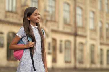 Genç kız imajı, fotokopi alanı. Liseli kız. Sırt çantalı liseli kız. Dışarıdaki liseli kız..