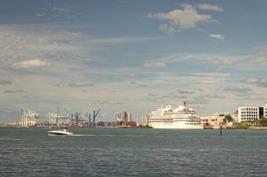 Limanda gemiyle deniz manzarası. Yazın limanda deniz manzarası. Gün ışığında limanda deniz manzarası. Liman limanında deniz manzarası.