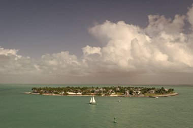 Varış noktası deniz kıyısı adası yazın. Tatil için deniz kıyısındaki adaya. Varış noktası deniz kenarı panoramik manzarası. Hedef sahil adasının fotoğrafı.
