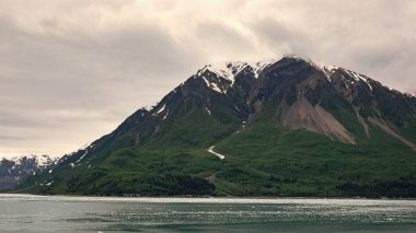 Karlı zirveleri olan güzel bir manzara dağı. Alaska 'daki dağların manzarası. Doğadaki manzara dağının fotoğrafı. Doğa manzaralı dağ.