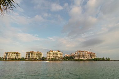 Şehir merkezinin mimarisinin manzarası. Şehir merkezindeki deniz kenarı açıklığı. Şehir merkezinin fotoğrafı. Şehir merkezinde binalar var..