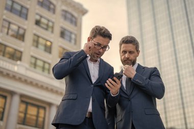 Şaşırtıcı tüccarlar online açık havada telefonla serbest çalışıyorlar..