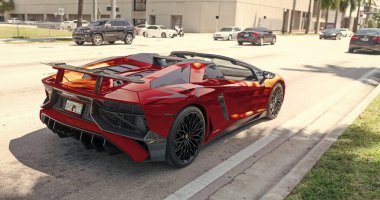 Miami Beach, Florida ABD - 15 Nisan 2021: Kırmızı Lamborghini Bulvarı LP 750-4 SV, arka görüş.