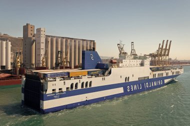 Barselona, İspanya - 30 Mart 2016: Grimaldi kargo gemisi taşımacılığı, yan görüş.