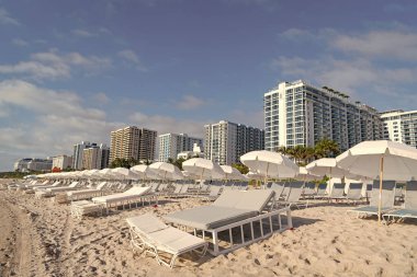 Miami 'de yaz tatilinde güneş yatağı. Yaz plajında güneşlenirken çekilmiş bir fotoğraf. Yaz plajında güneş yatağı. Yaz mevsiminde güneş yatağı.