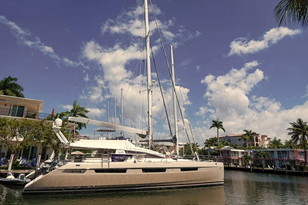 Miami, Florida ABD - 25 Mart 2023 Miami 'de yaz yatı katamaranı.