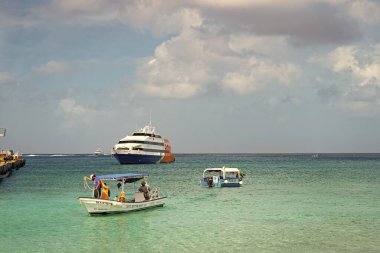 Cozumel, Meksika - 24 Aralık 2015: yat ve gemi yaz limanına yanaştı.