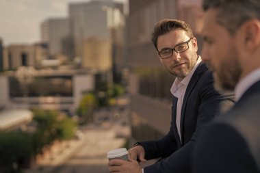 Kahve molası veren işadamları, fotokopi alanı. Kahve molasında takım elbiseli iş adamları. Kahve molasında iş adamlarının fotoğrafı. Kahve molasında iş adamları.