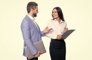 Stüdyoda iş sekreteri ve menajeri konuşuyor. İş sekreteri ve resmi giyim müdürü. İşletme sekreteri ve menajerinin fotoğrafı. Beyaz arkaplanda iş sekreteri ve yönetici izole edildi.