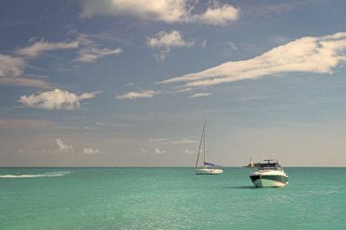 Plajda yaz tatili yatı görüntüsü. Yaz tatili yatı. Deniz kenarında yaz tatili yatı. Yaz tatilinde deniz kenarında yat gezisi.