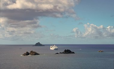 Deniz suyunda yolcu gemisinde yaz turu. Gezgin gemisiyle yaz turu. Yolcu gemisinde yaz turunun fotoğrafı. Gezgin gemisinde yaz turu.