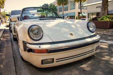 Miami, Florida USA - 25 Mart 2023: beyaz Porsche930 klasik üstü açık klasik araba, ön manzara.