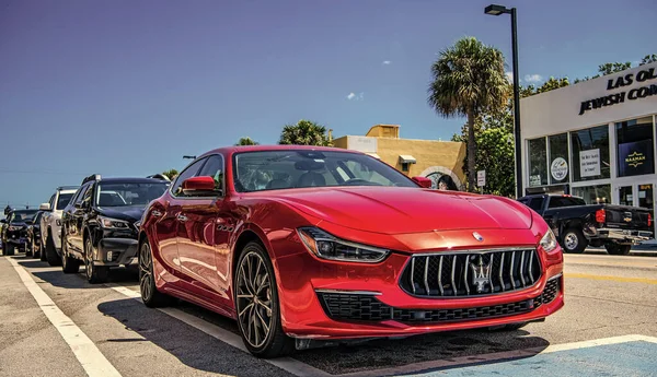 Miami, Florida ABD - 25 Mart 2023: kırmızı 2016 Maserati Ghibli S Q4 park halindeki araç, köşe görüş.