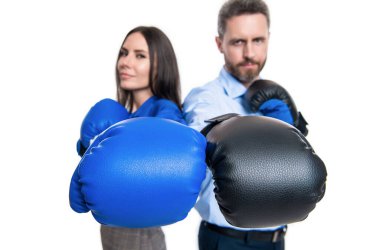 İş ortakları arasındaki şirket rekabeti. İş adamları savaşmaya hazır. İş rekabeti. Beyazlara izole edilmiş boks eldivenli iş adamları. İş rekabeti. Piyasa meydan okuyanlar.