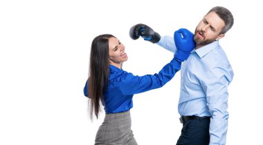 İş adamları birbirlerine karşı savaşırlar. İş kavgası. İş ortakları boks eldivenleriyle dövüşüyor. Öfke kontrolü. İki iş adamıyla iş kavgası. Tartışan çalışanlar.