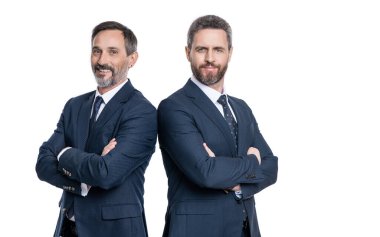 İş ortakları beyazlar üzerinde izole edilmiş. Takım elbiseli iki iş adamı. İş adamı, patron ve CEO. Çalışanı olan profesyonel bir işletme müdürü. Hırslı iş adamı. Başarılı iş adamı. Boşluğu kopyala.