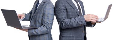 İş adamları çevik işler geliştirir. Serbest meslek sahibi bir girişimci. Video çağrısı. İş toplantısı ve video konferansı. Bilgisayarda çalışan iki iş adamı beyazla izole edilmiş. Online pazarlama.