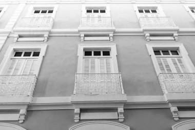 Beyaz balkon korkulukları. Balkon parmaklıkları dışarıda. Balkon parmaklıklarının fotoğrafı. Balkon korkulukları evde..