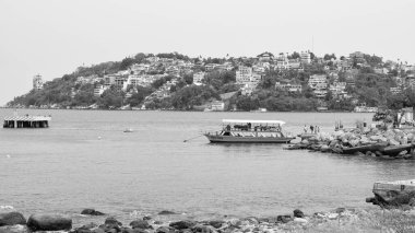 Acapulco, Meksika - 12 Mayıs 2019: Limanı veya limanı ve teknesi olan yaz deniz manzarası.