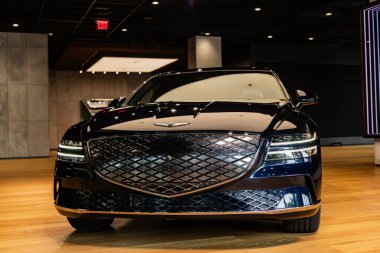 New York City, ABD - 06 Ağustos 2023: Genesis G80 siyah Hyundai elektrikli araba ön görüntüsü galeride park edilmiş.