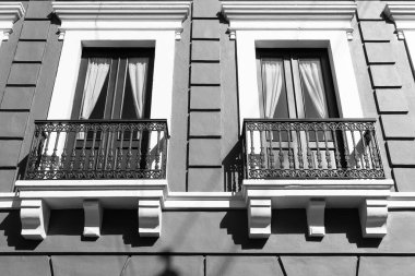 Pencerelerdeki balkon parmaklıklarının fotoğrafı. Evin balkon korkulukları. Balkon korkulukları ön cephede. Balkon parmaklıkları dışarıda..