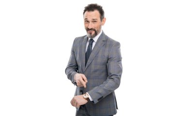Takım elbiseli iş adamı kontrol zamanı. Saati olan dakik bir iş adamı. Dakik iş adamı. Geç kaldın. İşteki son teslim tarihi. zaman yönetimi ve dakiklik.