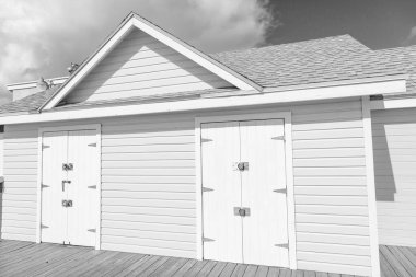 Yazın sarı sahil kulübesi. Yazın sahil kulübesi inşaatı. Yazın plaj kulübesi fotoğrafı. Yaz tatilinde sahil kulübesi.