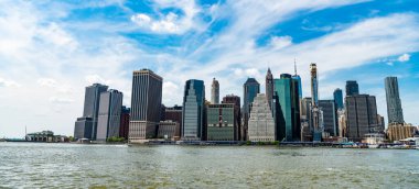 New York şehir mimarisi. Şehir merkezindeki modern gökdelen binası. Manhattan 'ın gökdeleni. Manhattan 'ın gökdelen silueti. Şehir manzarası silüeti. New York şehri. Turist fotoğraf yeri.