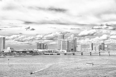 Bulutlu gökyüzünde Miami şehri manzarası. Miami Şehri Metropolis 'in görüntüsü. Miami şehir manzaralı metropol. Köprüsü olan Miami şehri manzarası.