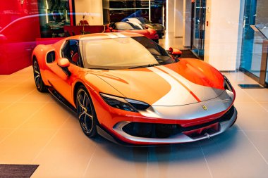 New York City, ABD - 09 Ağustos 2023: Ferrari 296 GTS 2022 galeride akort edilmiş spor araba, en iyi manzara.