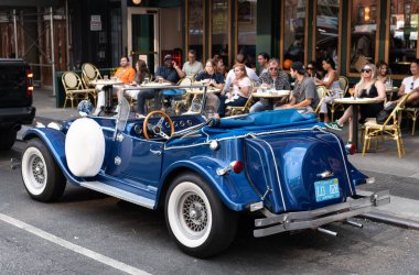 New York City, ABD - 30 Haziran 2023: Excalibur Serisi III phaeton sürücü yan dikiz penceresi park.