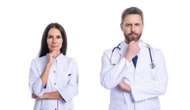 Hastanedeki sağlık ve sağlık çalışanları beyazları izole etti. İki doktor tıp hizmetini temsil ediyor. Sağlık sigortası. Sağlık ve ilaç. Tıp düşünceli doktor takımı..