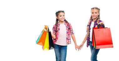 Genç çocuklar alışverişe gider. Alışveriş çantalı kızlar. Alışveriş ve indirim. Çantalı genç kızlar. Kızlar perakende terapisine giderler. Boşluğu kopyala.