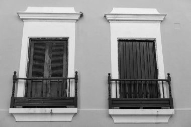 Balkon parmaklıkları iki pencerede. Balkon parmaklıkları dışarıda. Balkon parmaklıklarının fotoğrafı. Balkon korkulukları evde..