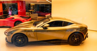 New York City, ABD - 09 Ağustos 2023: Ferrari Roma 2021 galeride spor araba, yan manzara.