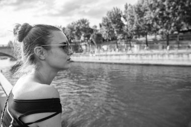 Nehir kenarındaki bir kadın. Riverbank 'teki kadının portresi. Riverbank 'teki kadının fotokopi alanı var. Nehir kenarındaki kadının fotoğrafı..