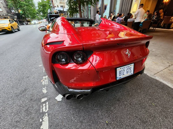 New York City, ABD - 3 Haziran 2023: Ferrari 812 GTS üstü açılabilir kırmızı araba yan görünümü, park edilmiş.