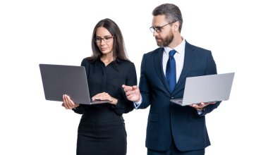 Uzaktan kumandalı çalışıyor. İş başarısı. Beyazlar üzerinde izole iş adamları. Çevrimiçi çalışan serbest çalışan biri. Online iş iletişimi. İşleri çeşitlendirdim. Ofisinde dizüstü bilgisayarı olan iş adamları.