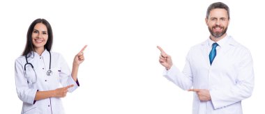 İlaç ve sağlık sigortası. Doktor reklamları işaret ediyor. Sağlık hizmeti ilanı. İki doktor doktorluk yapıyor. Sağlık uzmanı doktor beyazı izole etti. Boşluğu kopyala.