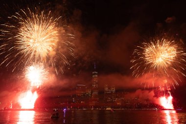 New York Manhattan havai fişekleri arifesinde. Manhattan 'da havai fişekler. New York 4 Temmuz Havai fişekleri. Flashing Fireworks ile New York City Skyline Manhattan. Bağımsızlık Günü